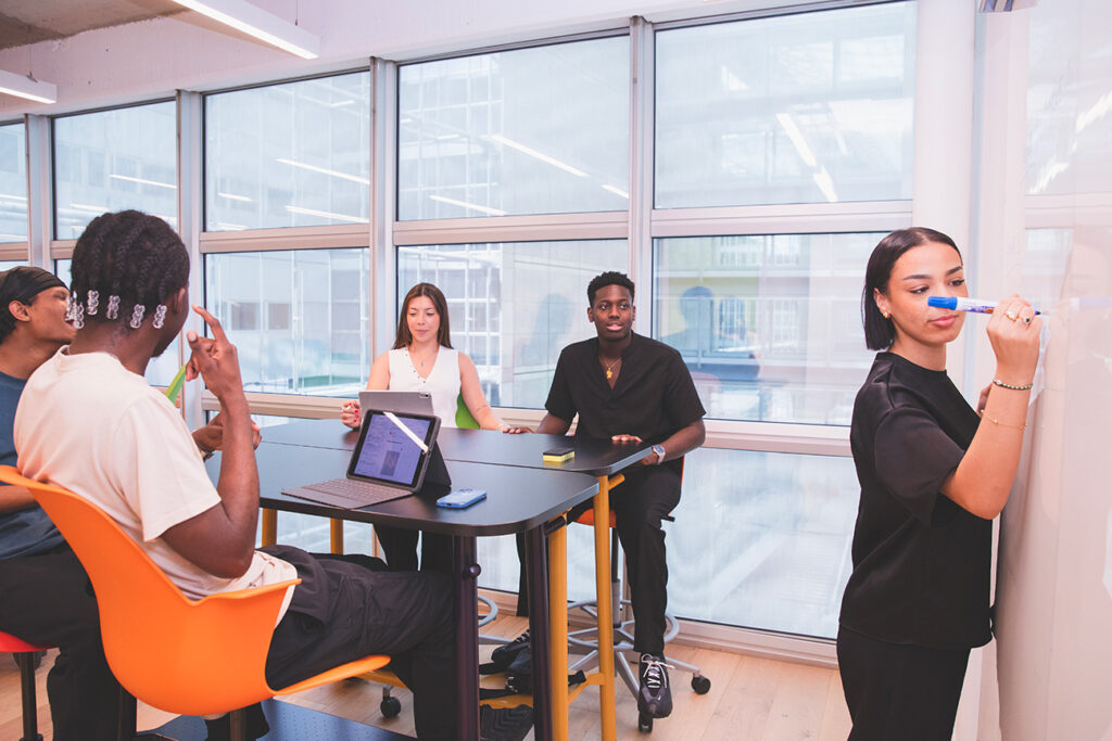 Étudiants ICN à Paris La Défense